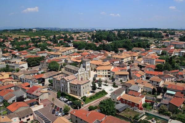 Une photographie professionnelle montrant une maison individuelle typique de la région Auvergne-Rhône-Alpes, vue de l'extérieur en plein jour, mettant en évidence les éléments de façade (murs, fenêtres, toiture). L'image doit illustrer le contexte géographique et résidentiel du secteur d'intervention de Deffain Braun Bâtiment, sans text, logo ou filigrane visibles.
